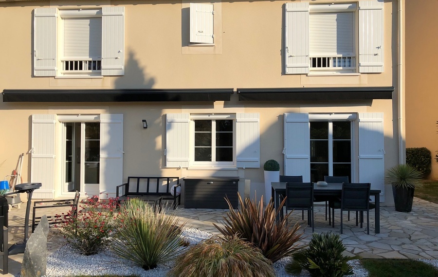 Volets battants classiques à Auch : un design universel pour une maison